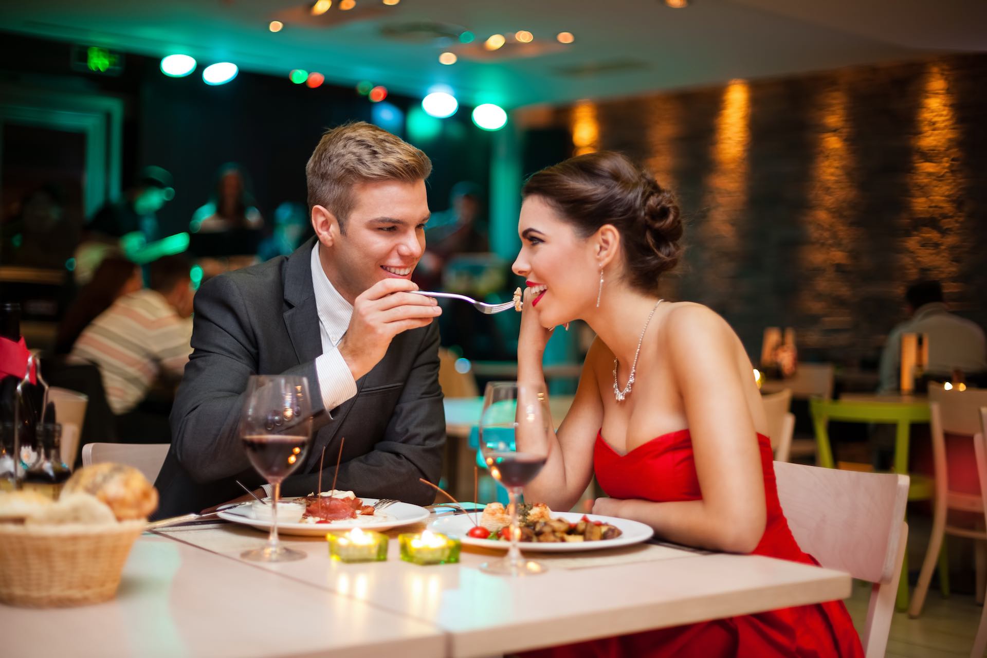 Романтическое свидание в ресторане в Омске