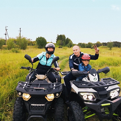 Прокат квадроциклов летом в Омске. Сервис Ultra Подарки. Подарочный сертификат на прокат квадроциклов летом и зимой в Омске. Закажите катание на квадроциклах недорого и наслаждайтесь активным отдыхом с друзьями. Выбирайте живописные маршруты для езды на квадроциклах. Сервис UltraPodarki.ru 8800-505-9530. Катание на квадроциклах, Прокат квадроциклов, езда на квадроцикле, прокат квадроциклов Омск, катание на квадроциклах Омск, Катание на квадроциклах зимой, Катание на квадроциклах летом, Сертификат на катание на квадроциклах 

