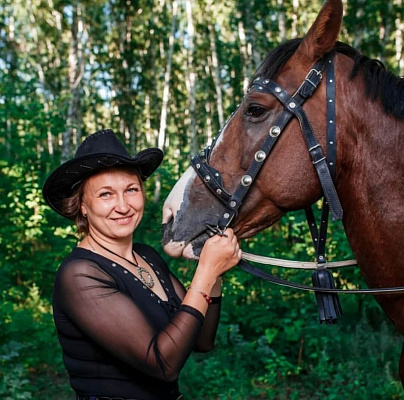 Верховая езда на лошадях в Омске. Подарочные сертификаты Ultra Подарки. Купить оригинальный подарок или подарочный сертификат на Верховая езда на лошадях в Омске. Сервис UltraPodarki.ru 8-800-505-9530. Катание на лошадях, Прогулка на лошади, Прогулка на лошадях для двоих, Верховая езда на лошадях, конный клуб, Конный клуб, конная прогулка, конная прогулка в Омске