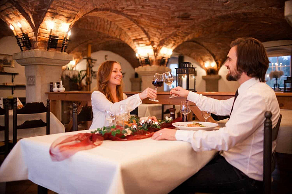 Романтическое свидание в ресторане в Омске. Ultra Подарки. Купить романтическое свидание в ресторане в Омске. Подарите самым близким незабываемые моменты и признайтесь в искренних чувствах. Сервис UltraPodarki.ru 8-800-505-95-30. Романтическое свидание в ресторане в Омске, свидание в Омске, свидание в ресторане, сертификат на свидание в ресторане, сертификат на свидание в Омске, купить свидание, купить свидание Омск, первое свидание, девушка свидание, хороший ресторан, романтический ресторан, романтический вечер, романтический ужин, романтические любимому, романтическая музыка