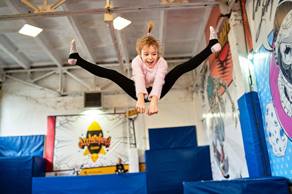  Батутный центр в Омске. Сервис Ultra Подарки. Купить подарочный сертификат в батутный центр, попробуйте прыжки на батуте в Омске. Сервис UltraPodarki.ru 8 (800) 555 95-30.. Батутный центр , батутный центр, батутный центр цены, батутный центр в Омске,  батутный парк, батут прыгать, прыжки +на батуте, батут Омск, батут спорт