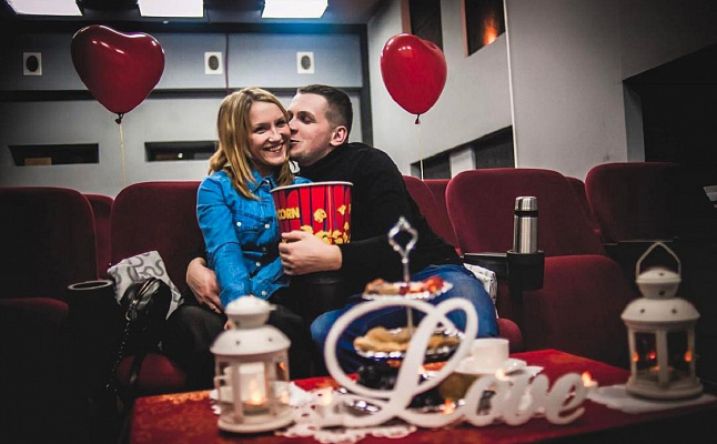 Романтическое свидание в кинотеатре в Омске. Ultra Подарки. Купить романтическое свидание в кинотеатре в Омске. Подарите самым близким незабываемые моменты и признайтесь в искренних чувствах. Сервис UltraPodarki.ru 8-800-505-95-30. Романтическое свидание в кинотеатре в Омске, свидание в Омске, свидание в кинотеатре, сертификат на свидание в кинотеатре, сертификат на свидание в Омске, купить свидание, купить свидание Омск, первое свидание, девушка свидание, хороший кинотеатре, романтический кинотеатре, романтический вечер, романтический ужин, романтические любимому, романтическая музыка