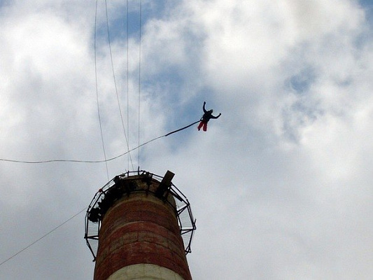 Роупджампинг - прыжки с верёвкой в Омске. Подарочные сертификаты Ultra Подарки. Роупджампинг в Омске - Экстремальный оригинальный подарок или подарочный сертификат на Роупджампинг - прыжки с верёвкой. Сервис UltraPodarki.ru 8-800-505-95-30. роупджампинг Омск, прыжок веревка Омск, роупджампинг, прыжок веревка, прыжок с веревкой, Подарок, подарочный сертификат, экстрим, экстремальный подарок