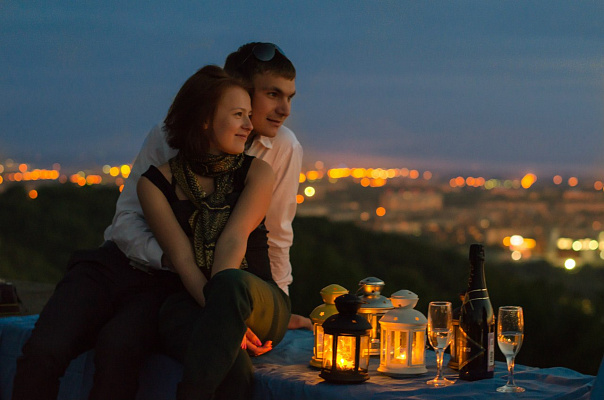 Романтическое свидание на крыше в Омске. Ultra Подарки. Купить романтическое свидание на крыше в Омске. Подарите самым близким незабываемые моменты и почувствуйте друг друга ещё ближе. Сервис UltraPodarki.ru 8 800 505 95 30. Романтическое свидание на крышев Омске, свидание на крышев Омске, свидание, сертификат на свидание на крыше, сертификат на свидание в Омске, купить свидание на крыше, купить свидание Омск