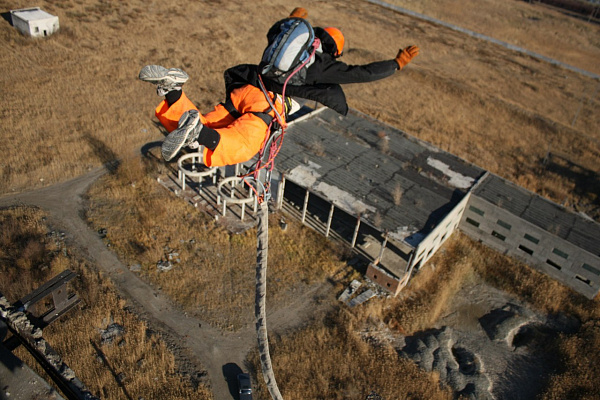 Роупджампинг - прыжки с верёвкой в Омске. Подарочные сертификаты Ultra Подарки. Роупджампинг в Омске - Экстремальный оригинальный подарок или подарочный сертификат на Роупджампинг - прыжки с верёвкой. Сервис UltraPodarki.ru 8-800-505-95-30. роупджампинг Омск, прыжок веревка Омск, роупджампинг, прыжок веревка, прыжок с веревкой, Подарок, подарочный сертификат, экстрим, экстремальный подарок