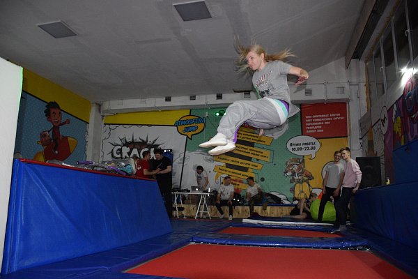  Батутный центр в Омске. Сервис Ultra Подарки. Купить подарочный сертификат в батутный центр, попробуйте прыжки на батуте в Омске. Сервис UltraPodarki.ru 8 (800) 555 95-30.. Батутный центр , батутный центр, батутный центр цены, батутный центр в Омске,  батутный парк, батут прыгать, прыжки +на батуте, батут Омск, батут спорт