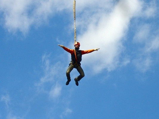 Роупджампинг - прыжки с верёвкой в Омске. Подарочные сертификаты Ultra Подарки. Роупджампинг в Омске - Экстремальный оригинальный подарок или подарочный сертификат на Роупджампинг - прыжки с верёвкой. Сервис UltraPodarki.ru 8-800-505-95-30. роупджампинг Омск, прыжок веревка Омск, роупджампинг, прыжок веревка, прыжок с веревкой, Подарок, подарочный сертификат, экстрим, экстремальный подарок